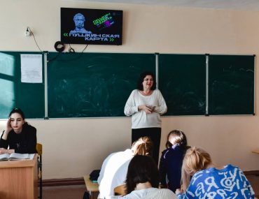 Актриса Крымскотатарского театра рассказала школьникам о Пушкинской карте